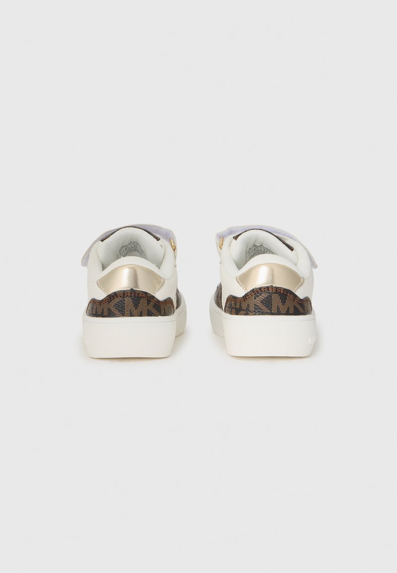 Baskets blanches avec un dos à motifs brun, des accents métalliques dorés et une languette grise douce. Texture lisse avec un design low-top.