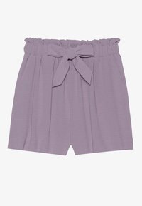 Shorts lavande avec une taille élastique et un détail noué, présentant des plis et des poches latérales, confectionnés dans un tissu léger.