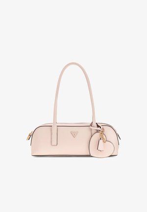 Borsa rettangolare rosa chiaro con doppio manico, cerniera dorata, logo Guess e charm a forma di cuore con dettaglio a nappina.