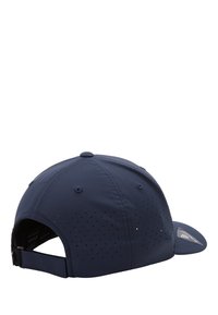 Gorra de color azul marino con visera curvada, fabricada en tejido suave. Cuenta con agujeros de ventilación y una correa ajustable en la parte posterior.