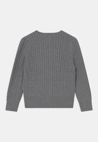 Grauer Strickpullover mit gerippter Textur und Zopfmuster, mit langen Ärmeln und rundem Halsausschnitt.