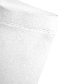 Tessuto di cotone bianco con una consistenza liscia, che presenta un ampio orlo e una fine cucitura lungo il bordo. Design semplice e privo di ornamenti.