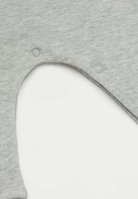 Szary bawełniany body z okrągłym dekoltem i zapięciami na zatrzaski na dole. Miękka struktura i jednolity design bez wzorów lub akcentów.