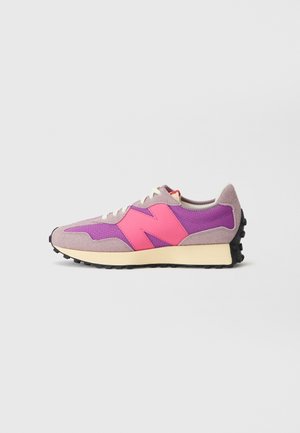 Sidefoto af lilla og pink atletiksneaker med beige sål og sort løbemønster på hvid baggrund.