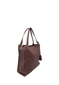 Brązowa skórzana torba na ramię z teksturowaną powierzchnią, podwójnymi uchwytami i zamkiem błyskawicznym, z małym zawieszką.