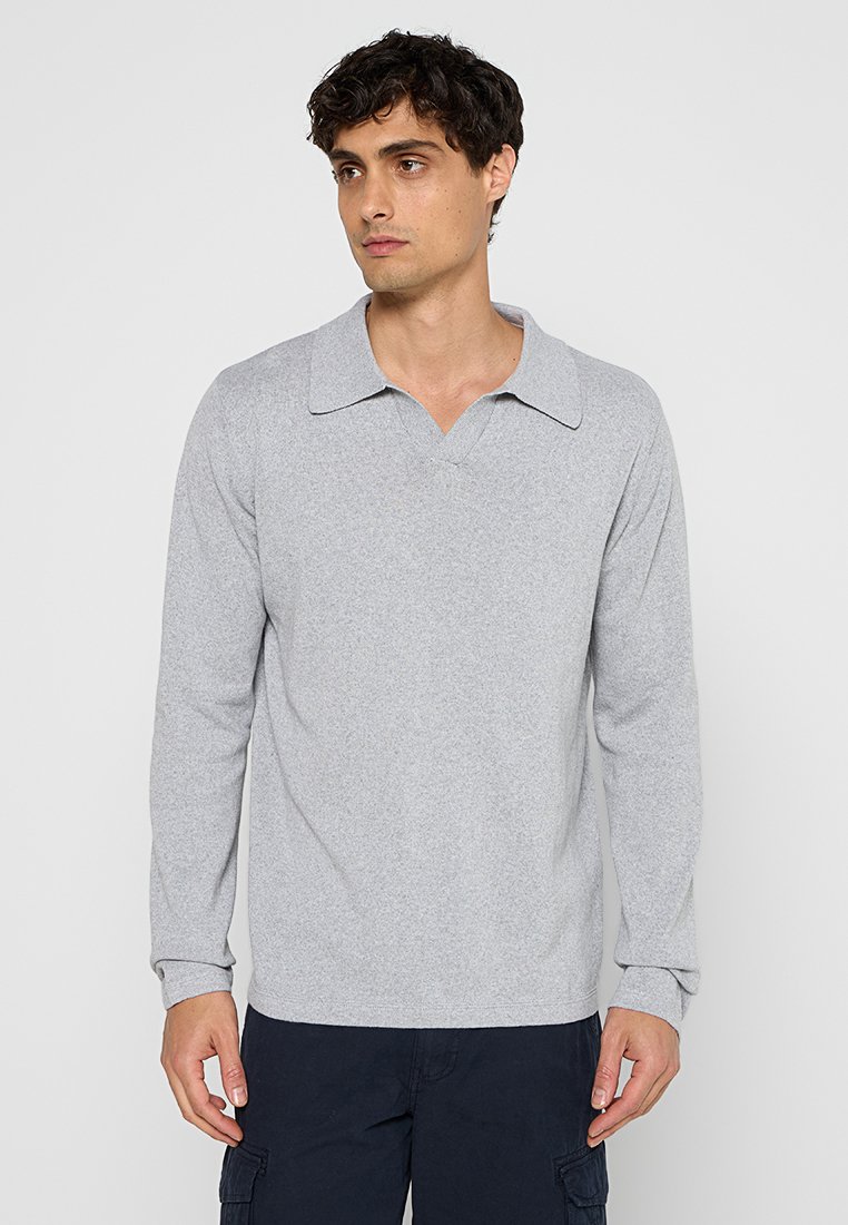 Polo shirt grigio a maniche lunghe con colletto ampio, realizzato in materiale morbido, con scollo a V e vestibilità comoda.