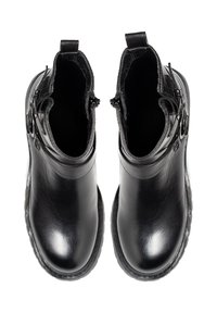 Czarne botki za kostkę wykonane z błyszczącej skóry, z okrągłym noskiem, bocznymi zamkami błyskawicznymi oraz teksturowaną podeszwą z gumowymi akcentami.