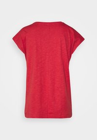 Camiseta roja de manga corta con cuello redondo, hecha de una tela texturizada. Presenta un dobladillo recto y un detalle de costura en la parte trasera.