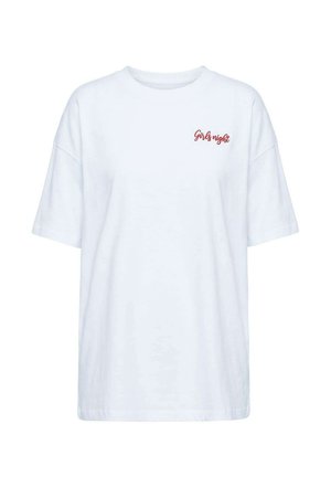 Witte T-shirt met korte mouwen met rode tekst "Girls night" bedrukt op de bovenste linkerborst, eenvoudig ontwerp, ronde hals.