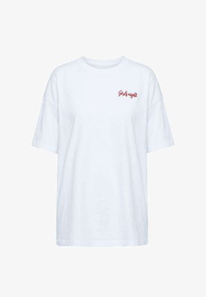 Weißes T-Shirt mit kurzen Ärmeln und rotem Aufdruck "Girls night" auf der oberen linken Brust, schlichtes Design, Rundhalsausschnitt.