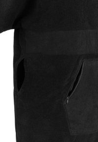 Schwarzer Fleece-Pullover mit strukturierten Oberfläche, großer Kängurutasche und diskretem seitlichem Reißverschlussfach für zusätzliche Funktionalität.