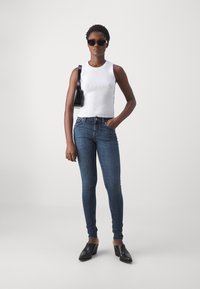 DKNY SIDE LOGO TANK CREW NECK - Topper - white