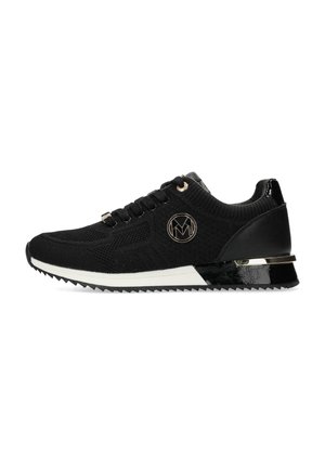 Czarny pleciony sneaker z białą podeszwą, złotymi oczkami na sznurowadła, metalowym logo po boku i teksturowanym czarnym obcasem z złotym paskiem akcentowym.