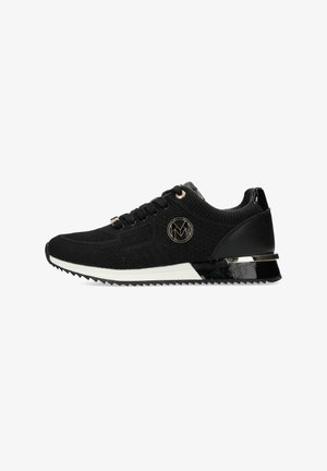 Czarny pleciony sneaker z białą podeszwą, złotymi oczkami na sznurowadła, metalowym logo po boku i teksturowanym czarnym obcasem z złotym paskiem akcentowym.