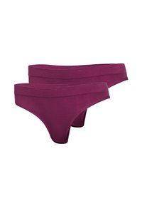 Zwei Paare lila Baumwollslips mit glatter Textur und breitem Bund, mit einem schlichten Design ohne Muster oder Akzente.
