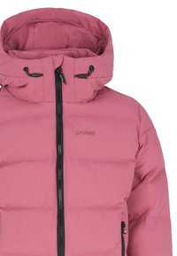 Giacca puffa rosa con un collare alto, zip nera e cappuccio regolabile. Presenta pannelli cuciti e un logo sul petto.