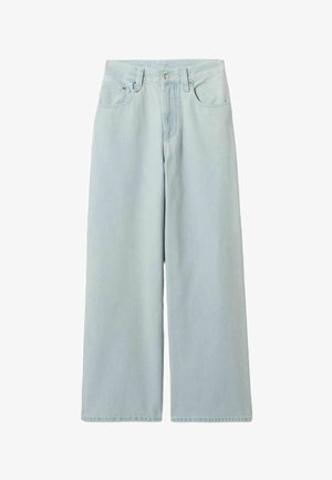 Jean large bleu clair avec boutons sur le devant, fermeture éclair, passants pour ceinture et design à cinq poches sur fond blanc.
