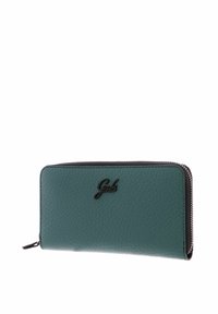 portefeuille en cuir bleu sarcelle avec surface texturée, fermeture éclair noire et logo embossé. Forme rectangulaire compacte, adaptée aux cartes et à l'argent liquide.