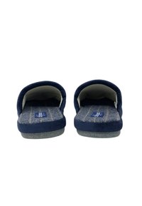 Coppia di pantofole in pile blu navy e grigio con schiena aperta, dotate di sottopiedi imbottiti e suole in gomma testurizzate, mostrate dalla parte anteriore.