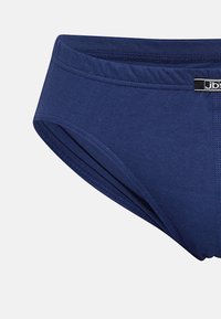 Mörkblå bomullsboxer med slät yta, elastiskt midjeband och logotypdetalj. Klassisk modell med minimal sidotäckning och utan mönster.