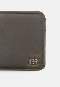 Portefeuille en cuir noir avec une texture lisse, arborant un logo argenté dans le coin inférieur et des coutures contrastées le long des bords.