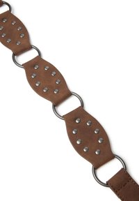 Brauner Lederarmband mit ovalen Formen, silbernen Nieten und Metallringen, das ein strukturiertes Muster mit robustem Design erzeugt.