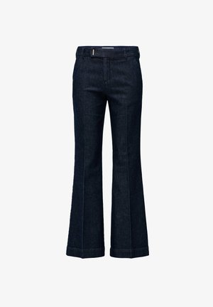 Pantalones de mezclilla oscuros acampanados con cintura media, que cuentan con bolsillos frontales, cierre de botón y un sutil detalle de costura vertical.