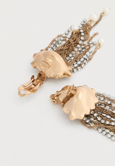 Σκουλαρίκια με κλιπ σε σχήμα κοχυλιού με χρυσό τόνο, με κρεμαστές αλυσίδες, στρας και μικρές πέρλες σε λευκό φόντο.