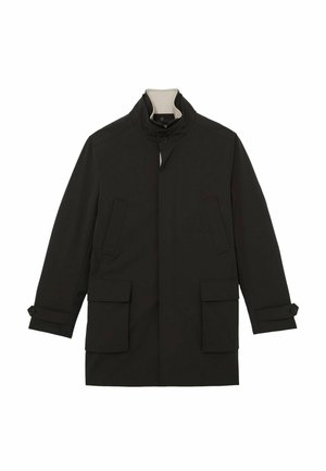 Čierny pánsky kabát strednej dĺžky s stojacím golierom, zapínaním na gombíky, dvoma našitými vreckami so záklopkami a pásikmi na manžetách na bielom pozadí.