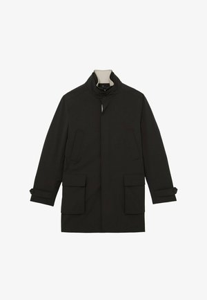 Schwarzer Männer-Mantel mittlerer Länge mit Stehkragen, Knopfverschluss, zwei Klappentaschen und Ärmelriemen vor weißem Hintergrund.