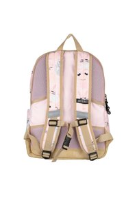 Roze rugzak met een speelse kattenpatroon, gaas zijpanelen, beige schouderbanden en een handgreep aan de bovenkant. Sluiting heeft een zwart logo label.
