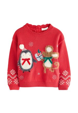 Czerwony sweter dziecięcy z pingwinem w czapce Mikołaja i myszą trzymającą prezent, obie postaci ozdobione aksamitnymi kokardami i płatkami śniegu.