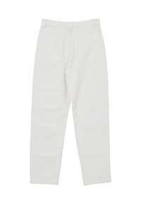 Weiße hochgeschnittene gerade Hosen mit Gürtelschlaufen und zwei Gesäßtaschen, flach von hinten gezeigt.