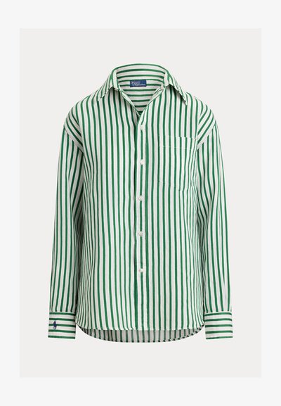 Zeleno-bielá vertikálne pruhovaná košeľa s dlhým rukávom, zapínaním na gombíky, golierom, náprsným vreckom a vyšívaným logom na ľavom manžete.