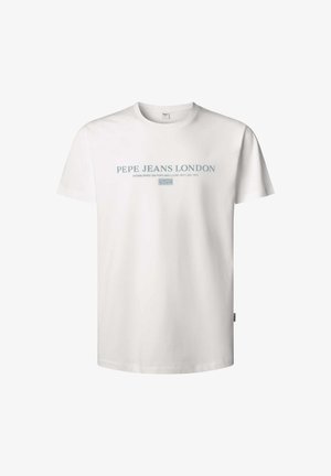 Fehér pamut póló, melyen "PEPE JEANS LONDON" kék betűkkel szerepel, kerek nyakkivágással, rövid ujjal és egyenes szegéllyel. Kompakt szabás és puha anyag.