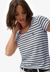 Kortærmet T-shirt med lyseblå og marineblå striber, der har en rund udskæring og broderet logo, blød tekstur og afslappet pasform.