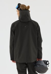 Schwarze wasserdichte Herrenjacke mit Kapuze, glatter Textur und leichtem Glanz. Sie verfügt über ein kompaktes Design und eine praktische Passform.