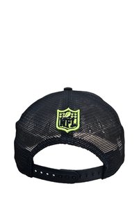 Casquette en mesh noir avec un patch de logo NFL jaune-vert à l'arrière, dotée d'une fermeture à snap ajustable et d'un tissu texturé.