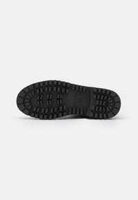 Guess OLENNI - Botins de atacadores - black