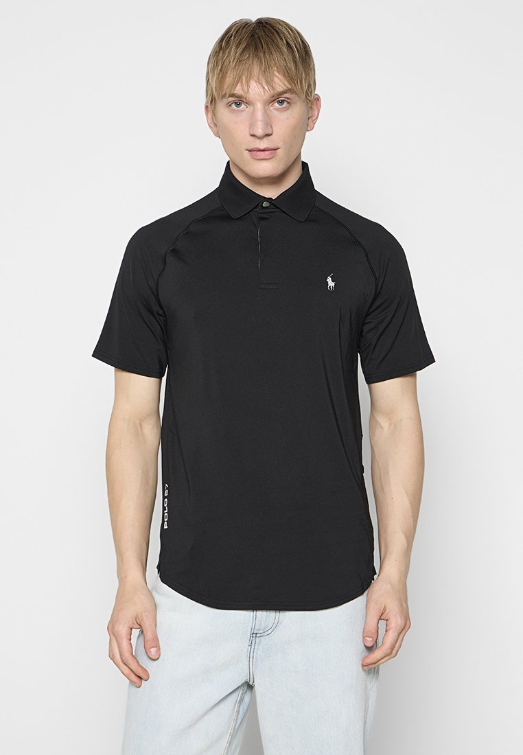 Schwarzes Polo-Shirt aus atmungsaktivem Material, mit Kragen, kurzen Ärmeln und einem kleinen Logo auf der linken Brust.