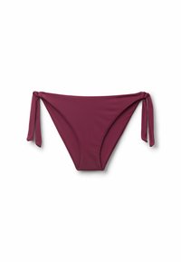 Bas de bikini en bordeaux profond, fabriqué en matériau extensible. Présente des liens latéraux pour ajustement et une coupe modeste. Texture lisse dans l'ensemble.