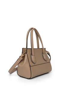 Borsa beige con un design strutturato, dotata di manici corti, un cinturino a spalla removibile e dettagli di bordatura scura. Texture liscia.