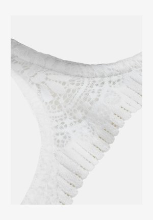 Witte kanten string met een bloemenpatroon, voorzien van golvende randen en een zachte, gestructureerde afwerking. De tailleband is elastisch voor comfort.