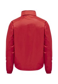 Rote langärmelige Jacke mit hohem Kragen, elastischen Bündchen und weißen Chevron-Streifen auf den Ärmeln, von hinten gezeigt.