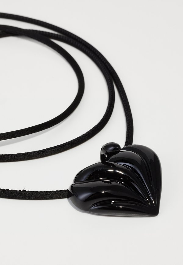 PISTIL HEART NECKLACE - Necklace3