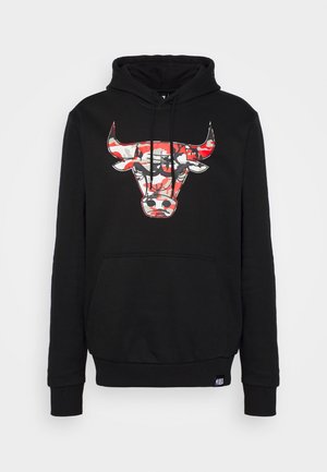 Czarna bluza z kapturem z wielokolorowym, czerwonym, białym i szarym logo byka Chicago Bulls w kamuflażu na piersi oraz metką NBA przy dolnym brzegu.