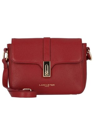 Borsa a tracolla rossa in pelle con finitura testurizzata, dotata di chiusura a pattina, hardware dorato e tracolla rimovibile.