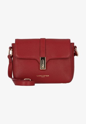 Borsa a tracolla rossa in pelle con finitura testurizzata, dotata di chiusura a pattina, hardware dorato e tracolla rimovibile.