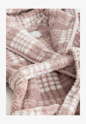 Mīksts, pūkains halāts gaiši rozā krāsā ar baltu pārbaudes rakstu. Ar šalotu apkakli un sasaistāmu aizdari, teksturēts siltumam un komfortam.