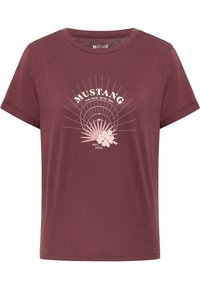 Těsný burgundský tričko s krátkým rukávem a ohrnutými manžetami, kulatým výstřihem, textem "MUSTANG pravý styl nikdy neumírá", grafikou slunečního svitu a květiny na přední straně.